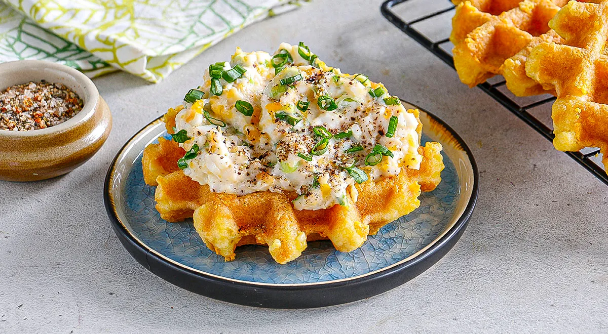 Чафли с яйцами, майонезом и зеленым луком