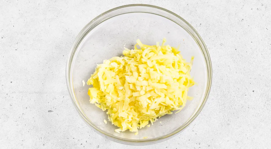 Слоеный салат с копченой курицей и арахисом