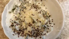 Салат из огурцов со сметаной и сыром