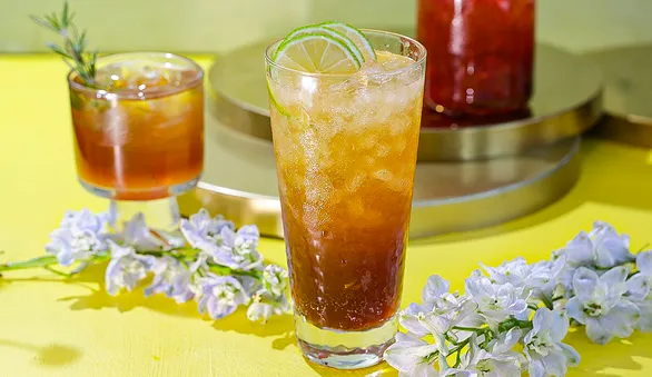 Летний коктейль «Свежесть» из кваса и яблочного сока