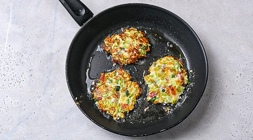 Оладьи из кабачков с сыром и салями