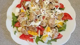 Салат с овощами, обжаренным филе индейки и яйцом