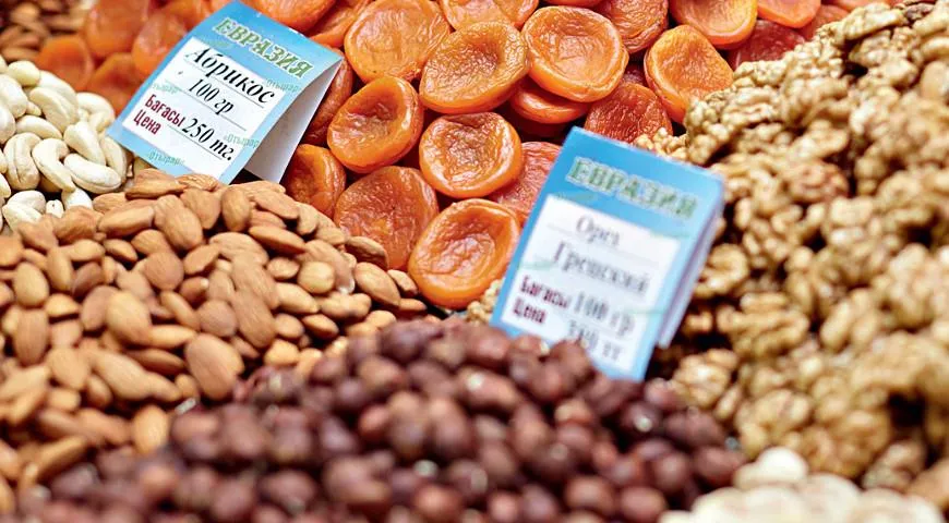 Сухофрукты и орехи на рынке