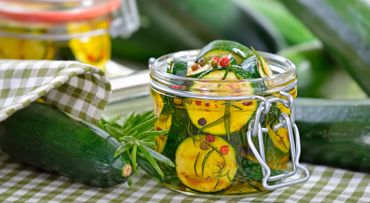 Маринованные кабачки: 3 вкусных домашних рецепта