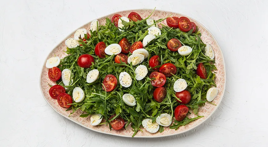 Салат из руколы с медово-горчичным соусом