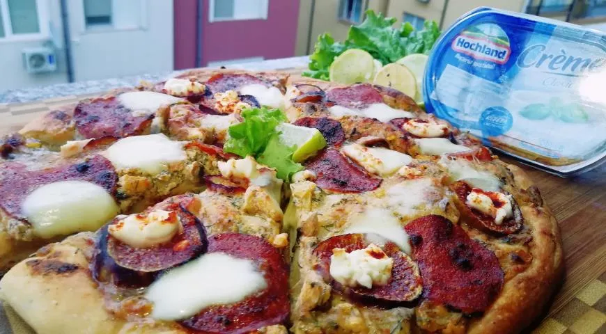 Рецепт вкуснейшей пиццы с творожным кремом, инжиром и суджуком