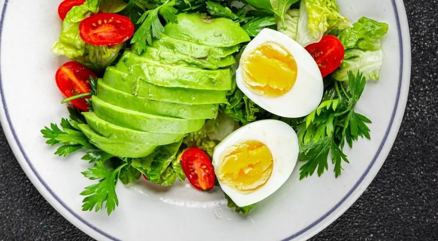 Лучше всего на ужин есть яйца, сваренные всмятку или вкрутую, с легким овощным гарниром