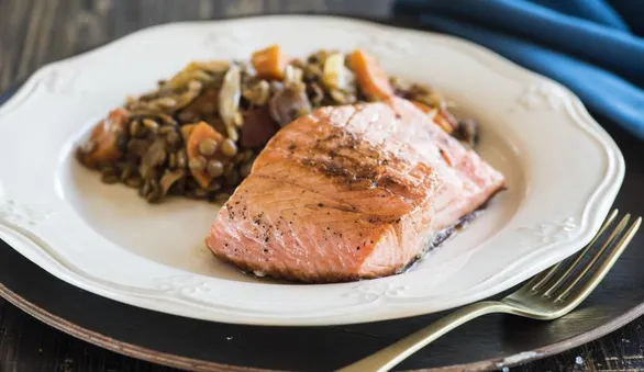 Лосось с чечевицей