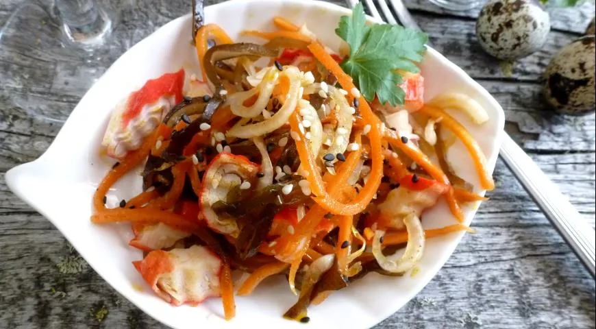 Рецепт салата из морской капусты с крабовыми палочками