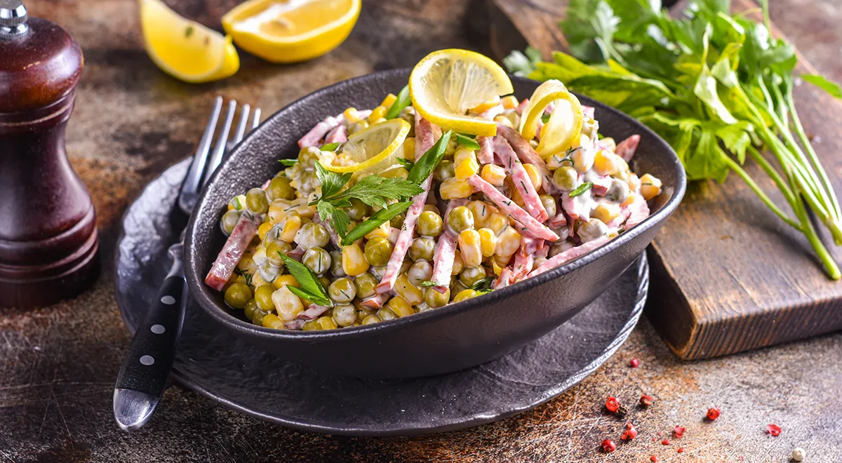 Рецепт салата с консервированным зеленым горошком, кукурузой и колбасой