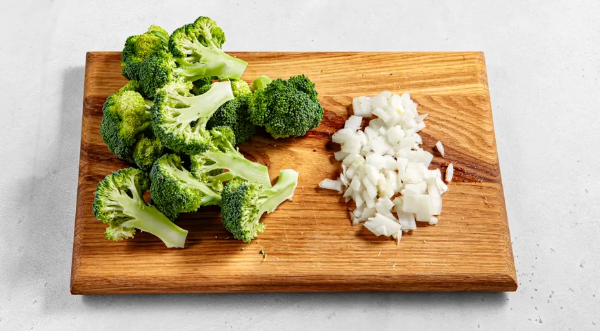 Курица с брокколи в сливочном соусе на сковороде