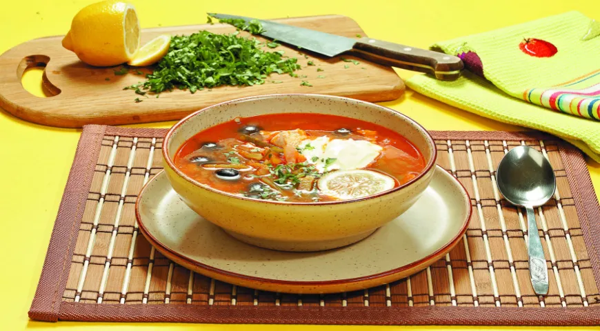 Из солений и маринадов получится отличный антипохмельный суп