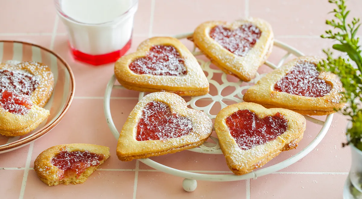 Печенье «Сердечки» с клубничным джемом