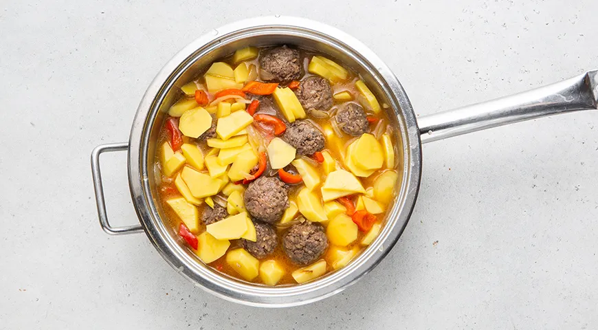 Тушеная картошка с фрикадельками