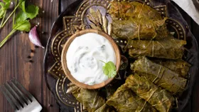 Шеф-повар и бренд-шеф рассказали, чем отличаются армянская и азербайджанская долма и как правильно ее есть
