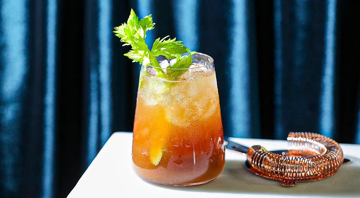 Рецепт коктейля Азиатская Кровавая Мэри с соусом шрирача