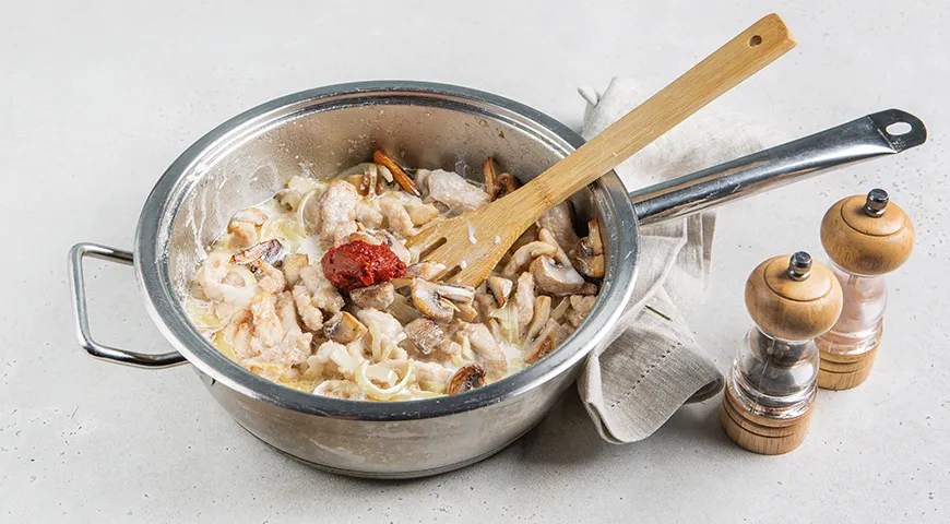 Бефстроганов из индейки с грибами в сливочном соусе