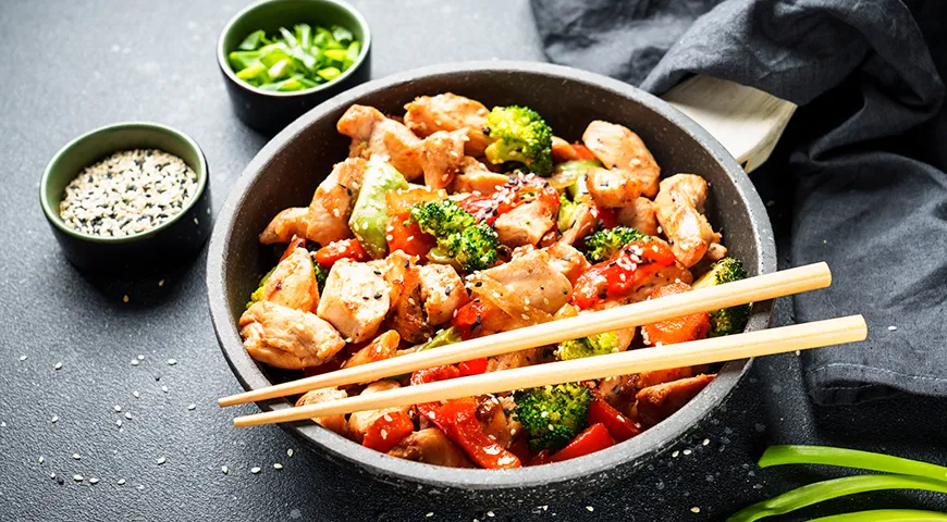 Куриный стир-фрай с овощами и кунжутом