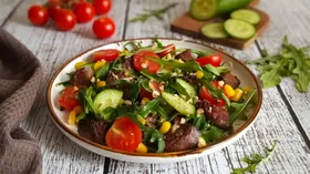 Салат с овощами и куриной печенью