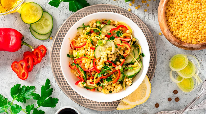 Салат с птитим и летними овощами