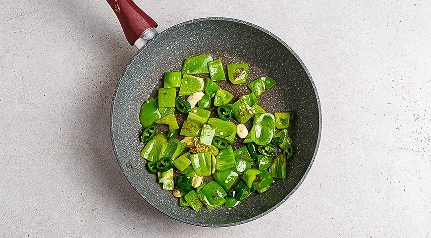 Белая рыба с зеленой сальсой