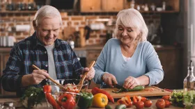 Как дожить до 100 лет: диетолог рассказала, что едят долгожители