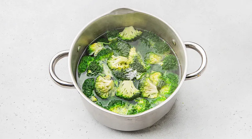 Брокколи в сметанно-чесночном соусе