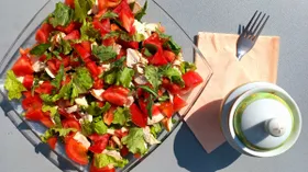 Салат с помидорами и копчёной куриной грудкой