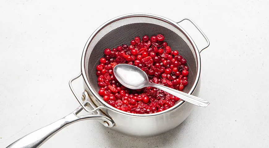 Настойка из клюквы с медом и мятой по-домашнему