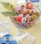 Морской коктейль с оливками и авокадо