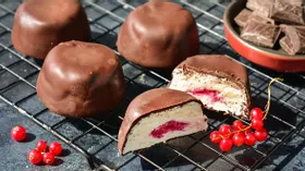 Творожные сырки с красными ягодами, в темной шоколадной глазури