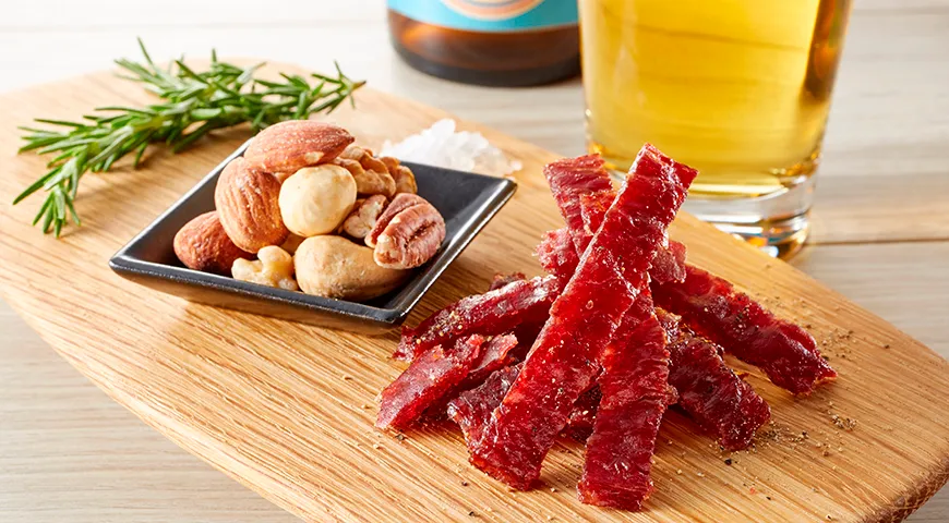 Вяленая говядина хорошо сочетается с пивом и орехами