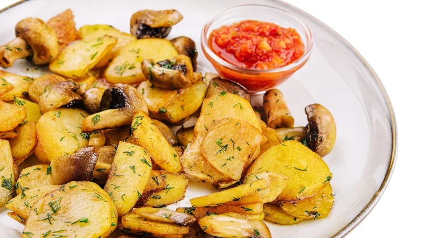 Не самый типичный рецепт жареного на сковороде картофеля с грибами, но это блюдо стоит попробовать