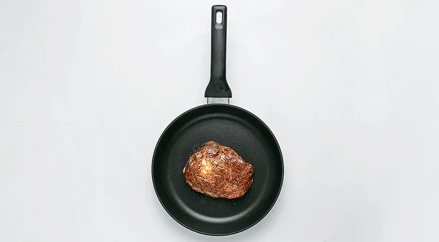 Как пожарить мясные стейки на сковороде