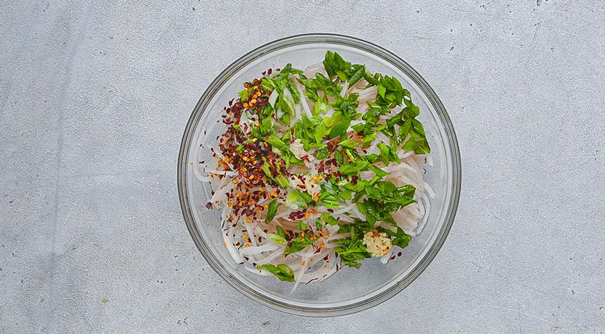 Острый салат из дайкона