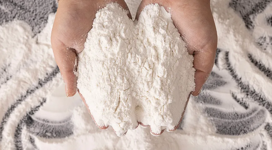 Текстура качественной рисовой муки обязана быть равномерной — от тончайшей пудры до чуть заметной крупинки, но без явных катышков