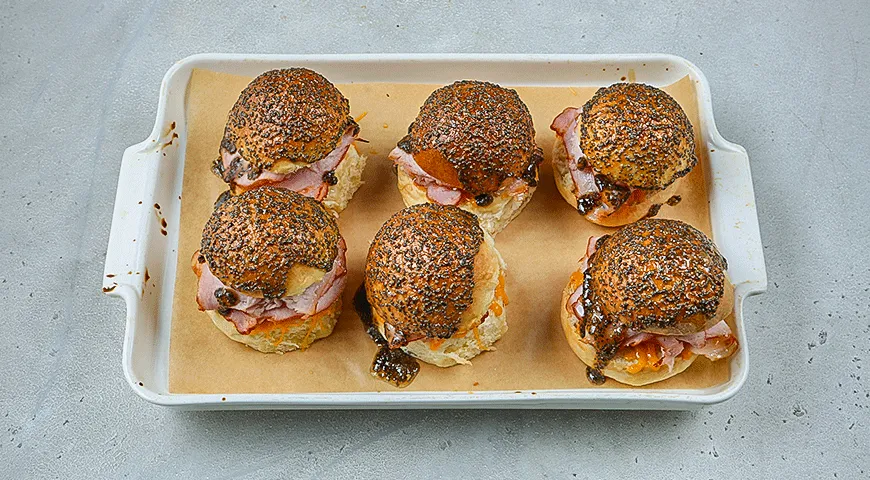 Мини-сэндвичи с карбонадом и сахарной глазурью