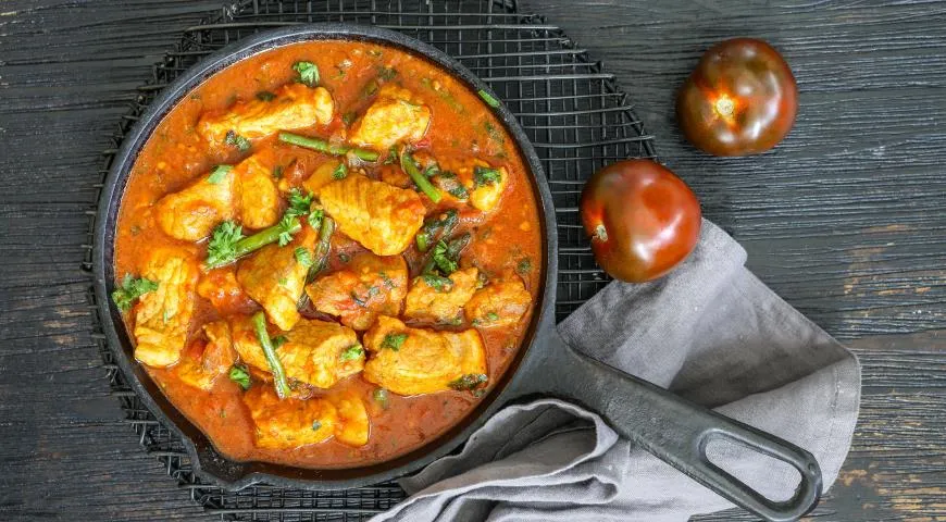 Гуляш из свиной лопатки с помидорами и зеленой фасолью