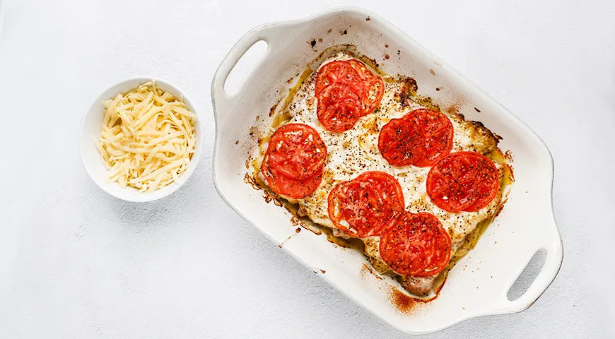 Мясо по-французски с картофелем, помидорами и сыром