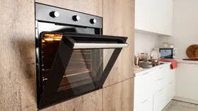 Эксперт рассказала, как часто нужно чистить духовку, чтобы не отравиться