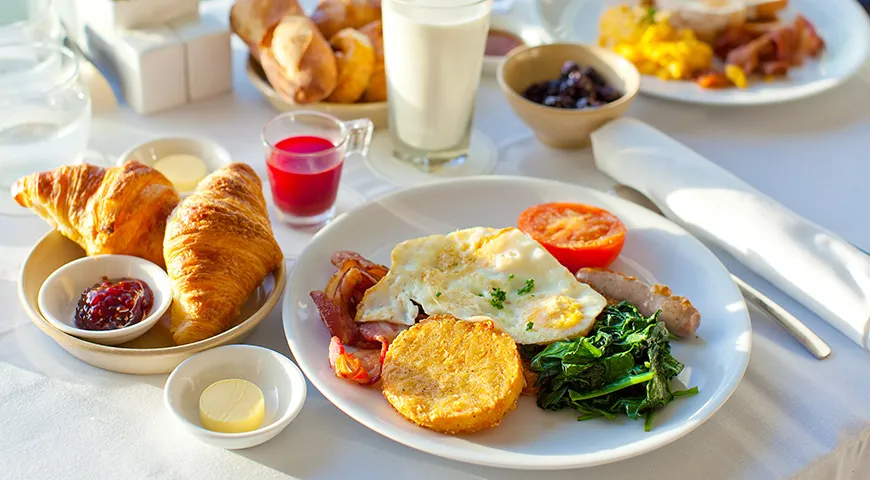 Завтрак – самый важный прием пищи за день: он заряжает энергией и позволяет не переедать в течение дня. Поэтому выбирайте для завтрака белки и сложные углеводы. Круассан с вареньем – вкусно, но можно и без него