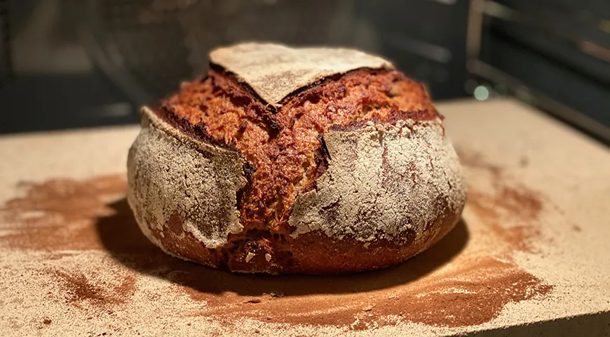 Выпекаемый при низких температурах в течение долгого, от 16 до 24 часов, времени ржаной хлеб приобретает тонкую темно-коричневую корочку и богатый аромат 