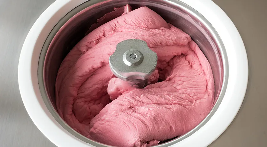 В мороженице происходит одновременное замораживание и перемешивание ингредиентов