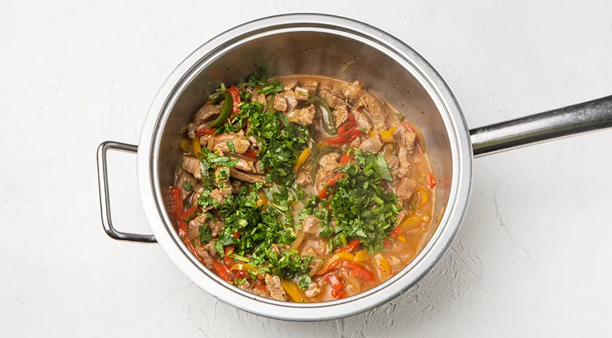 Свинина, тушенная с болгарским перцем на сковороде