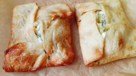 Лепешка роти с творожным сыром, зеленью и моцареллой