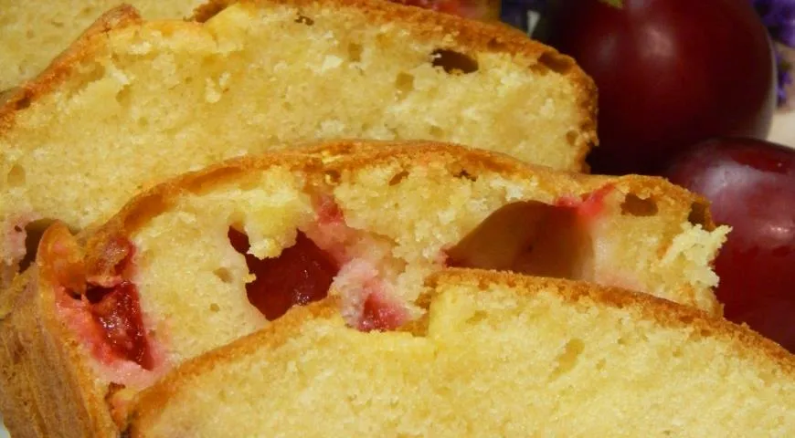 Шарлотка с яблоками и сливами