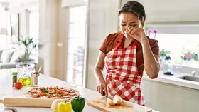 Ученые выяснили, как не плакать при нарезке лука — спасение для всех кулинаров