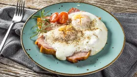 Яичница с мясом, готовлю из всего, что есть в холодильнике
