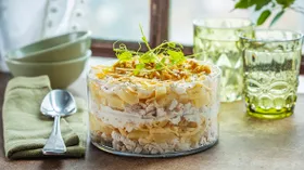 Салат с курицей, ананасом и сыром