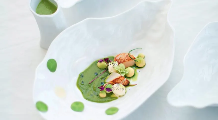 Жидкий зеленый салат с морскими гребешками и авокадо